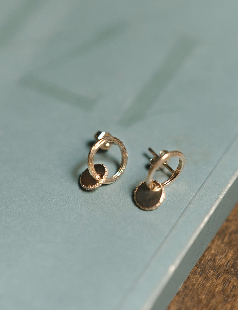 boucles-oreilles-pendantes-canopee-plaque-or