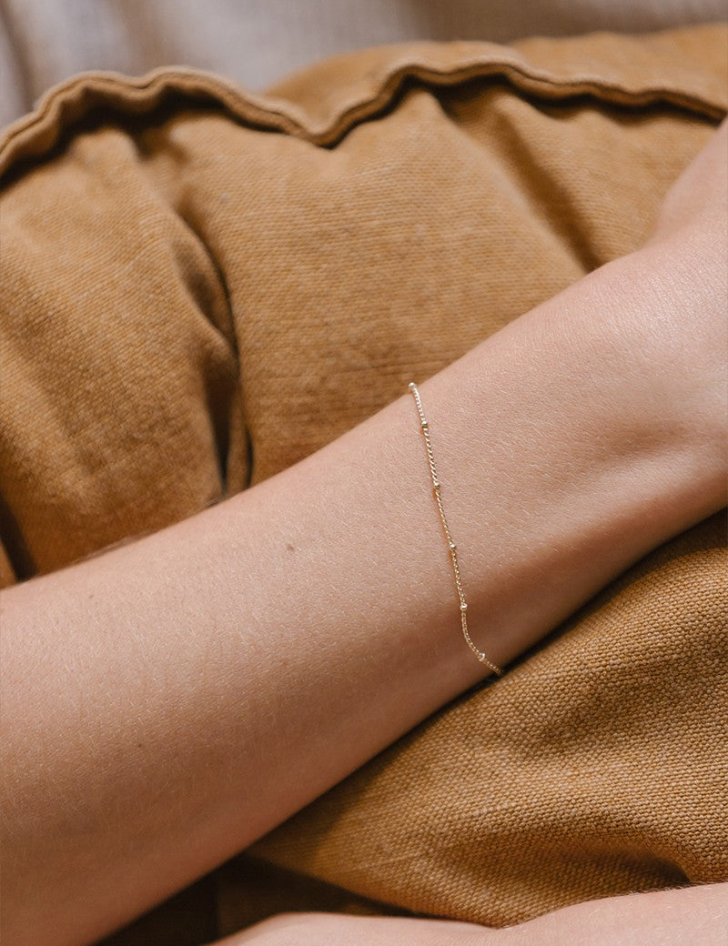 bracelet-bille-chaine-plaque-or-porte