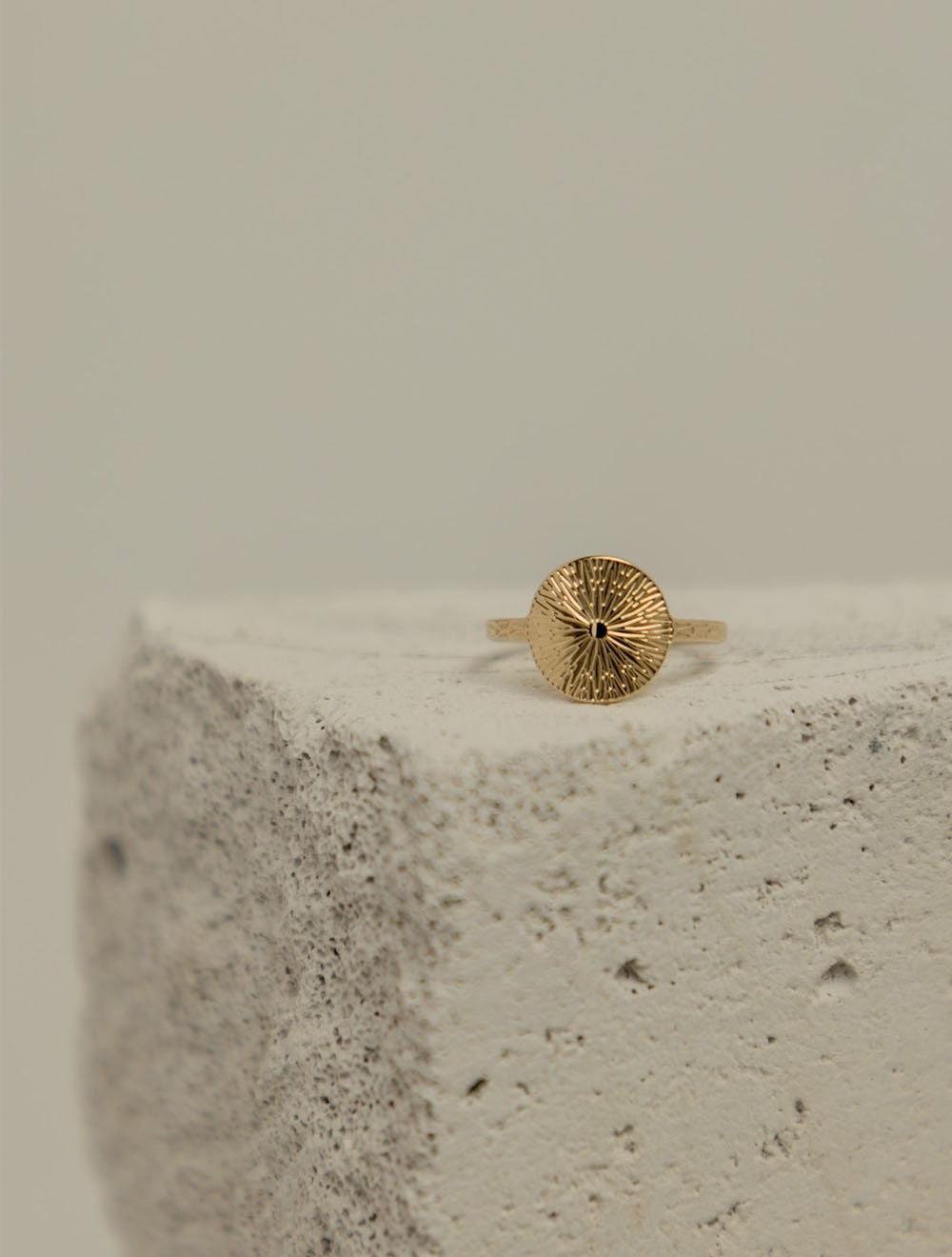 bague-plaque-or-rosace-design