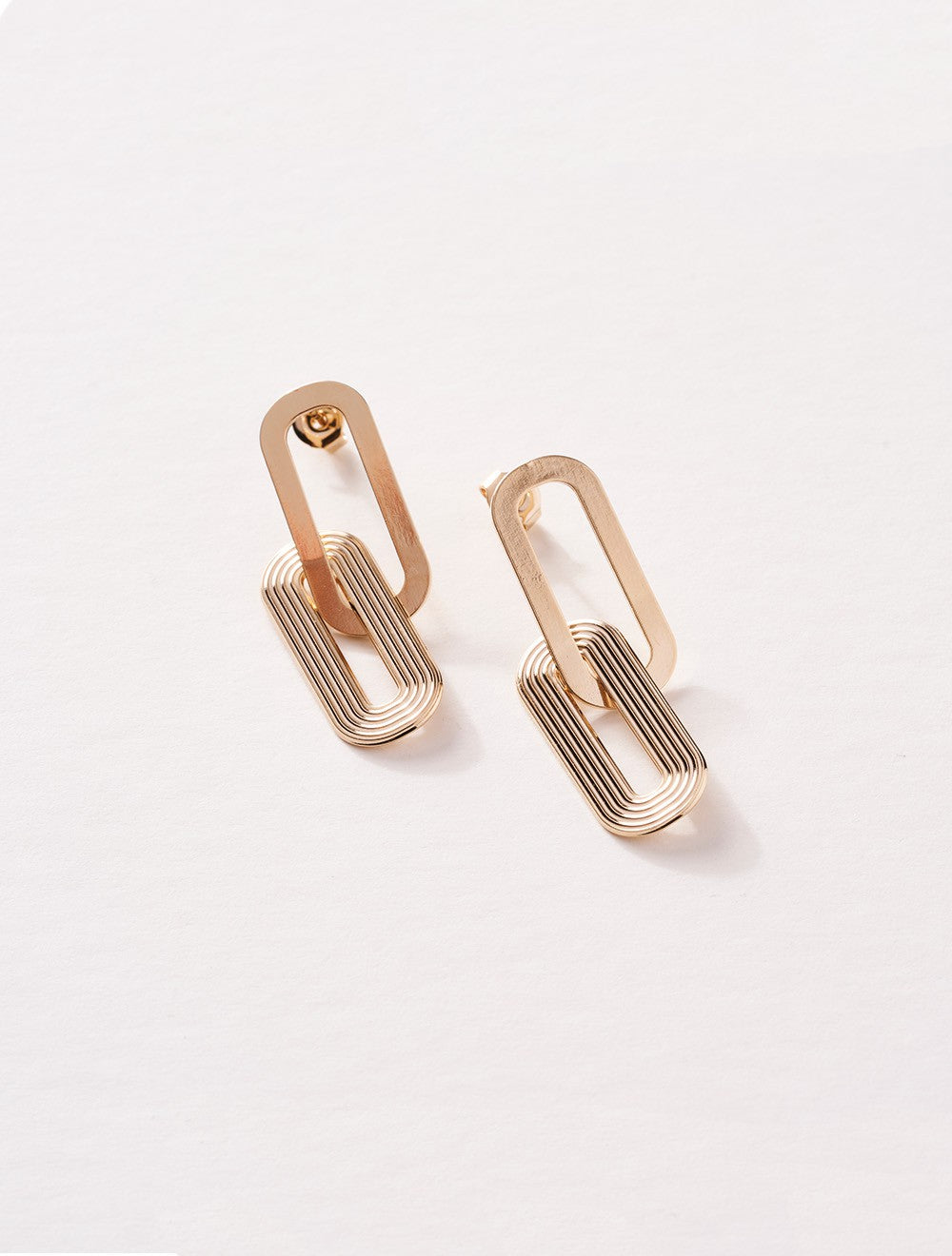 boucles-oreilles-mirette-pendantes-plaque-or