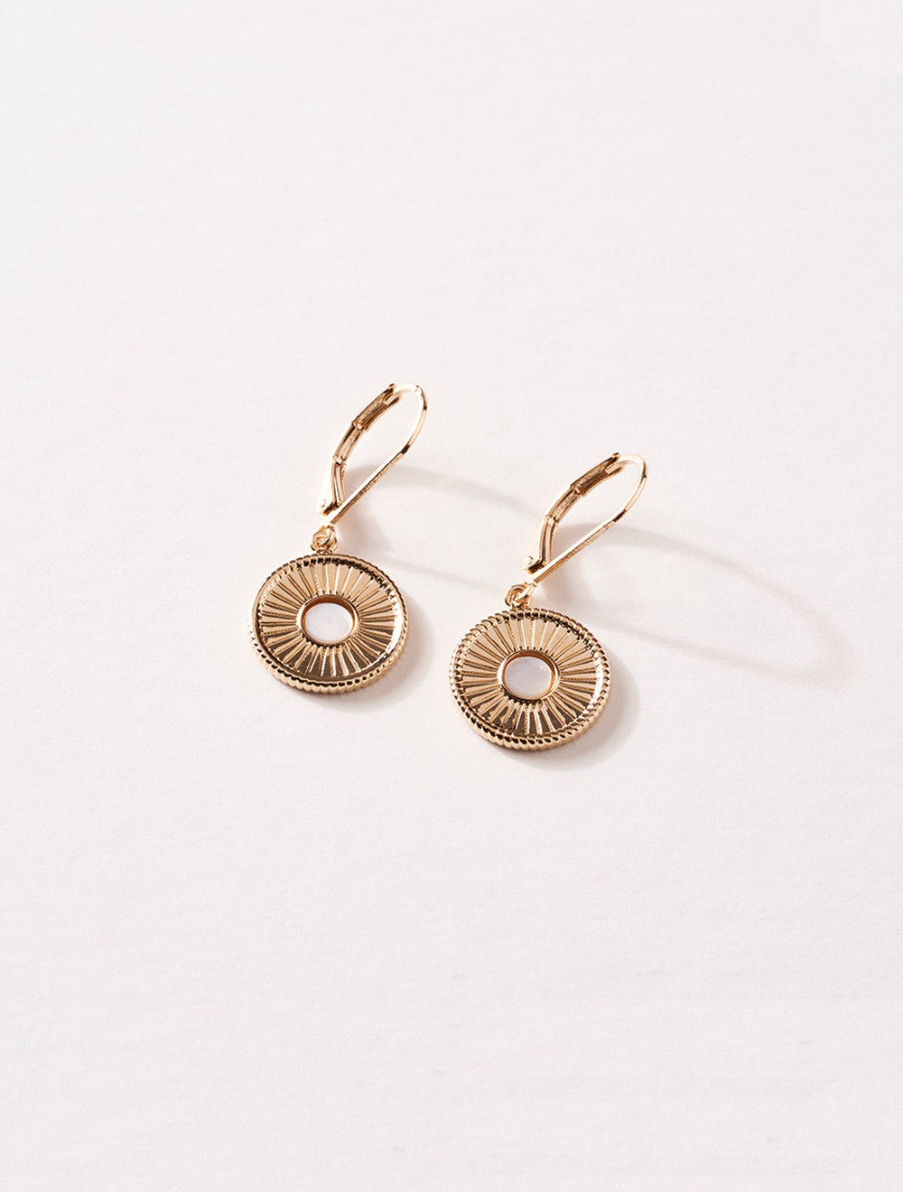 boucles-oreilles-plaque-or-talisman-soleil-nacre