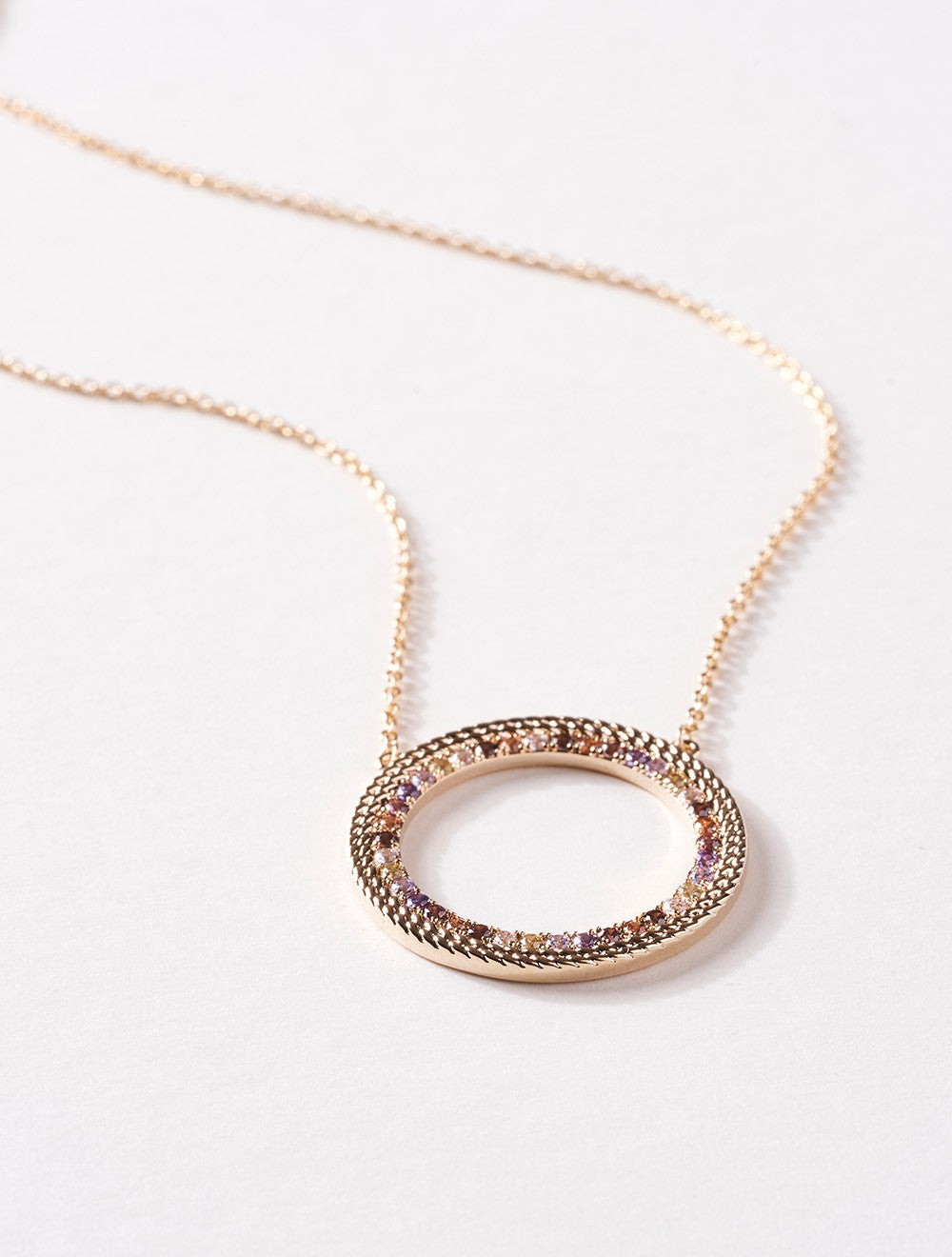 collier-plaque-or-pierres-couleur-cordelle