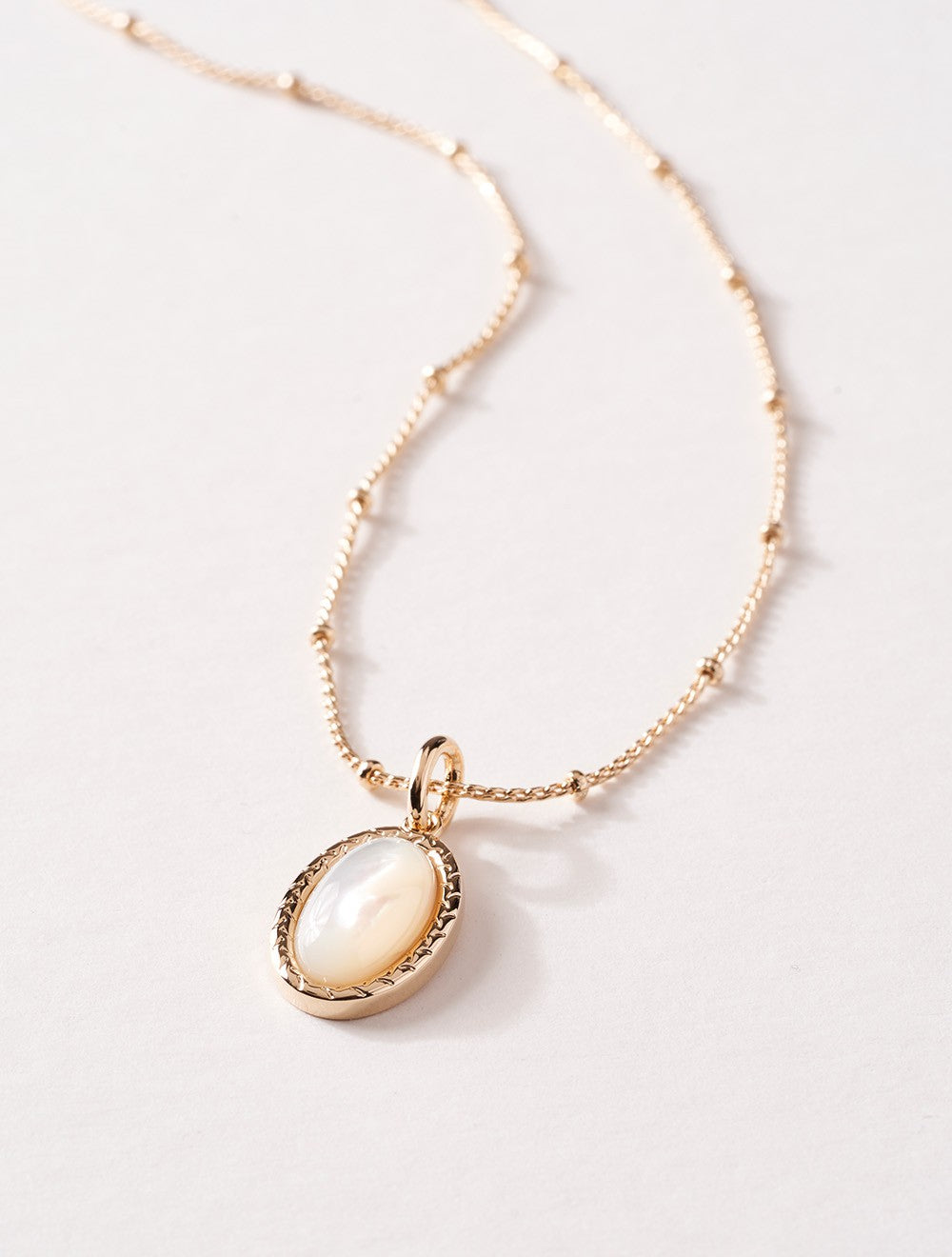 collier-plaque-or-nacre-blanche-aussiere