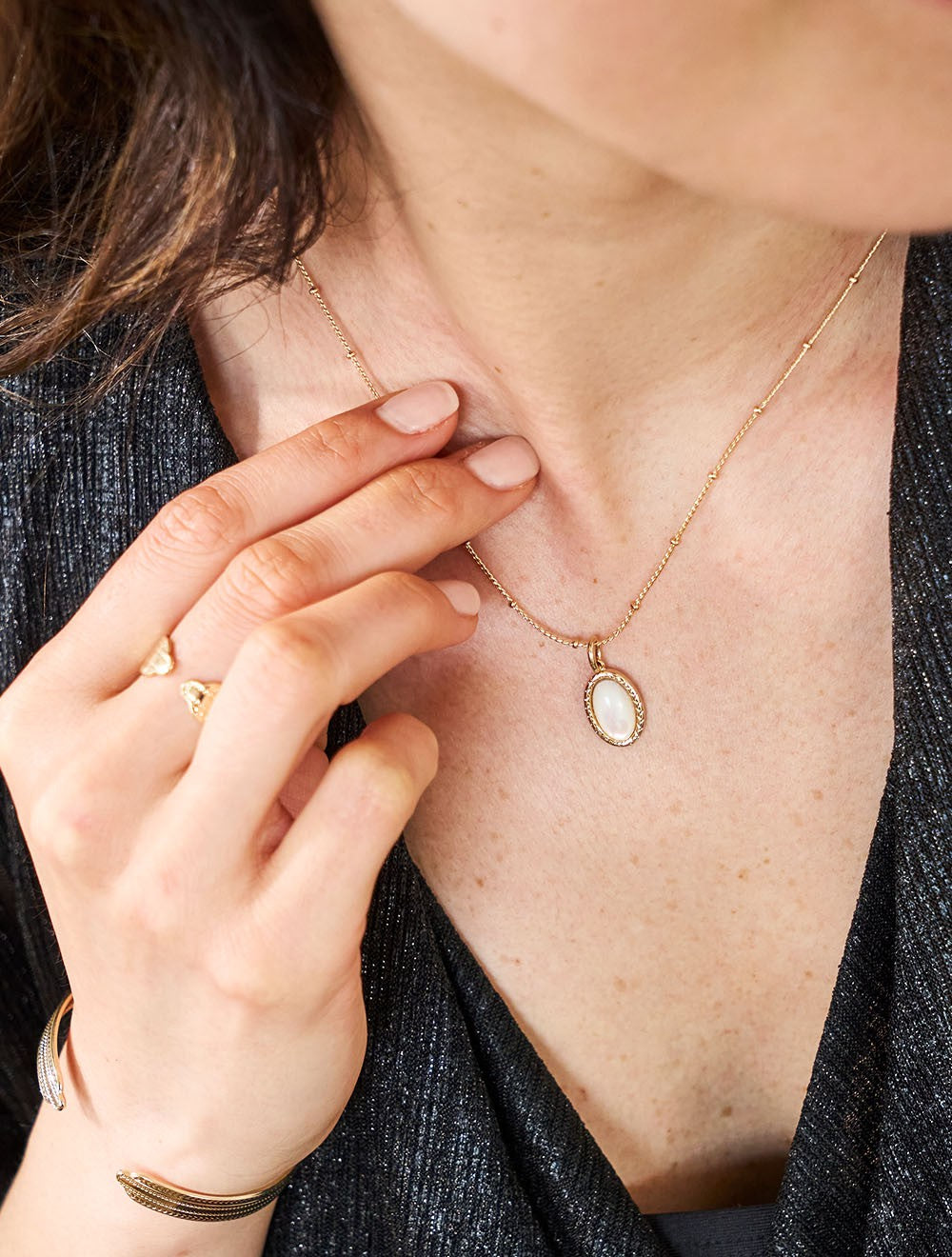 collier-plaque-or-aussiere-porte-nacre