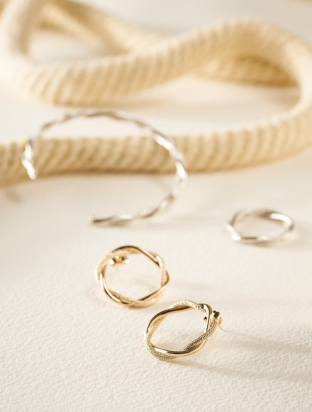 boucles-oreilles-filage-plaque-or-torsade-unique-savoir-nature-morte