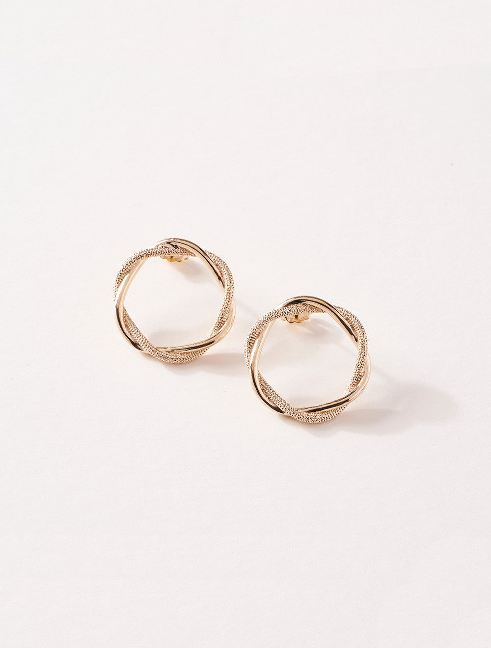 boucles-oreilles-filage-plaque-or-torsade-unique-savoir-faire