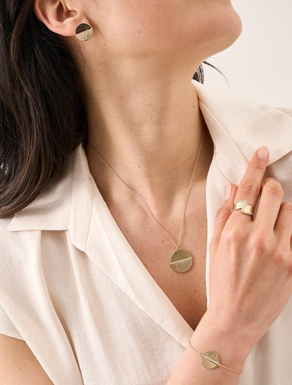 collier-horizon-argent- granite-poli-miroir-porte