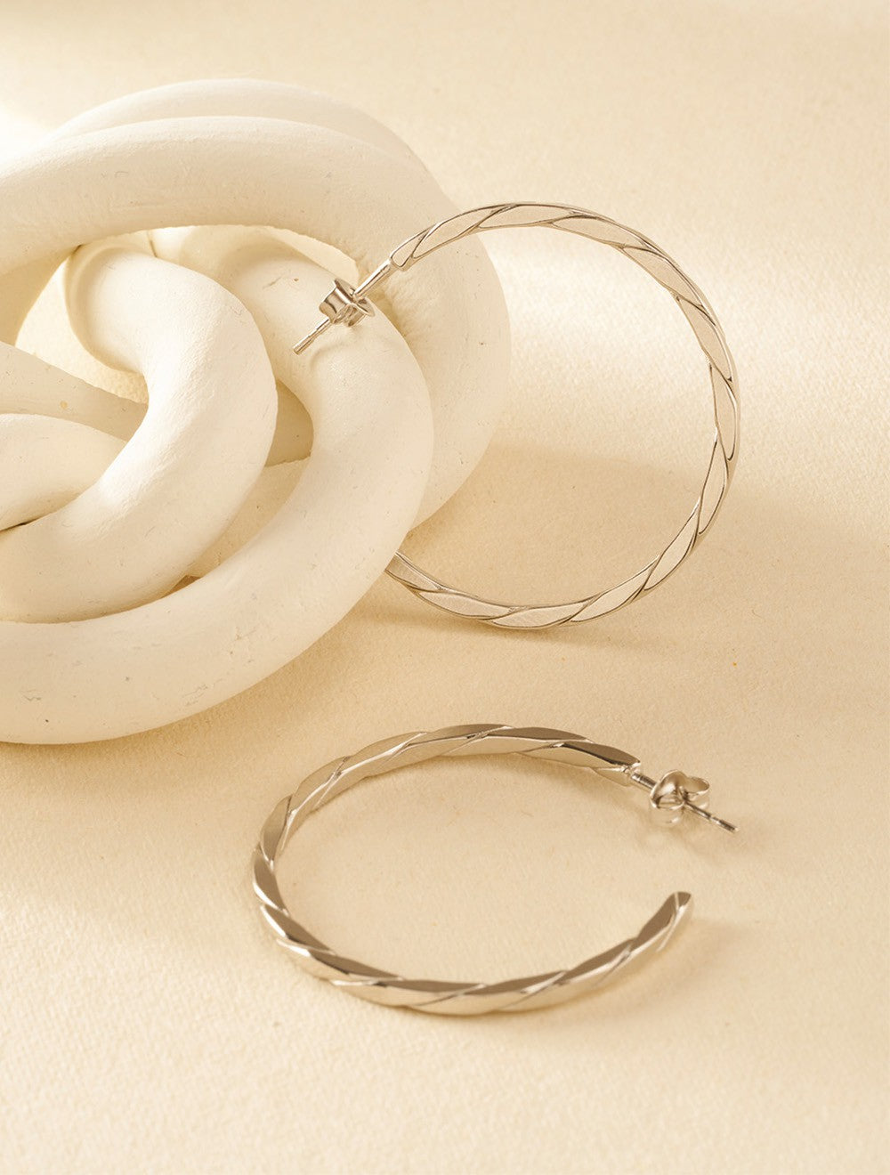 boucles-oreilles-argent-creoles-torsadees-minimaliste-porte-style
