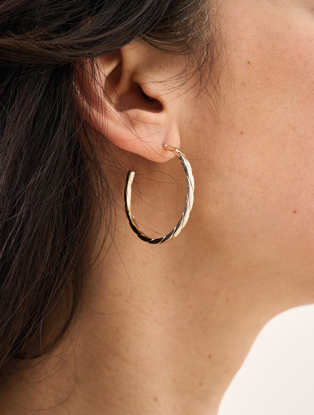 boucles-oreilles-argent-creoles-torsadees-minimaliste-porte