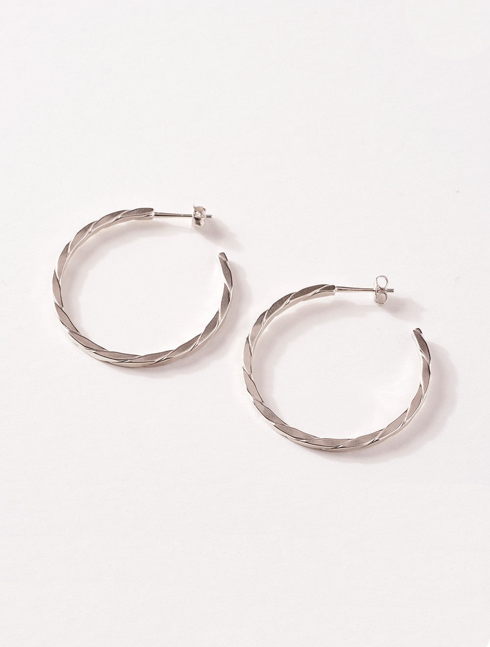 boucles-oreilles-argent-creoles-torsadees-minimaliste