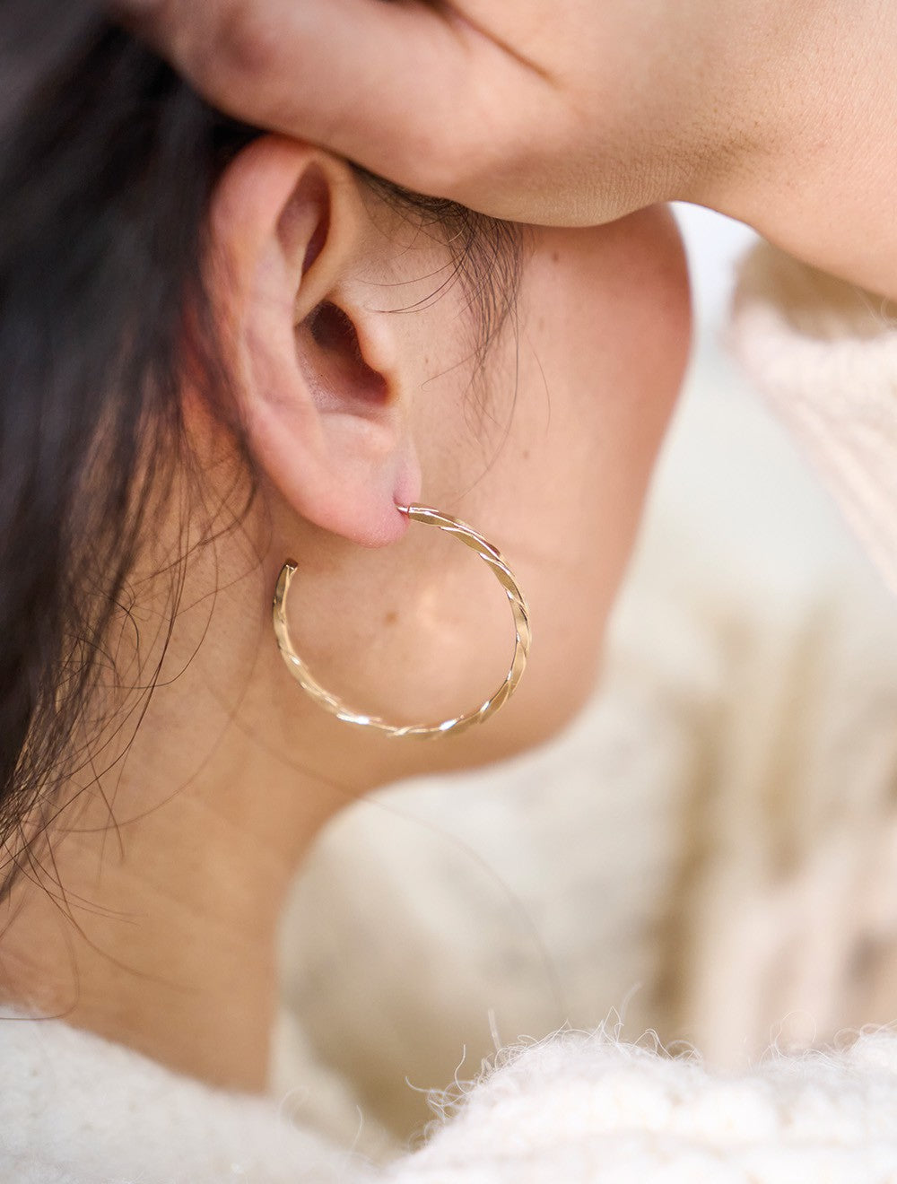boucles-oreilles-plaque-or-creoles-torsadees-minimaliste-porte-taille