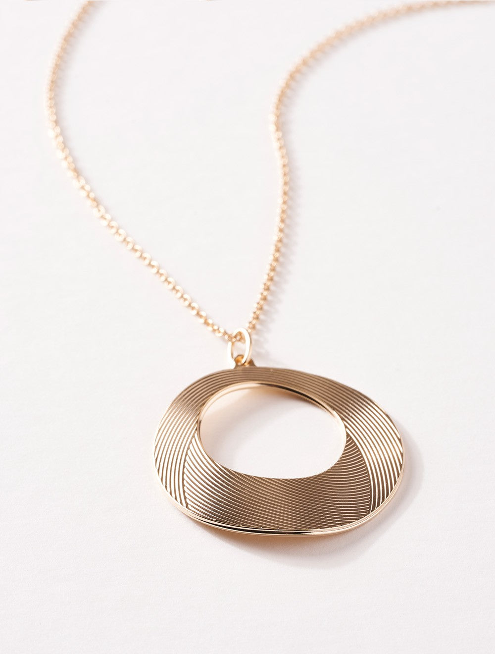 collier-raphia-pendentif-plaqué-or