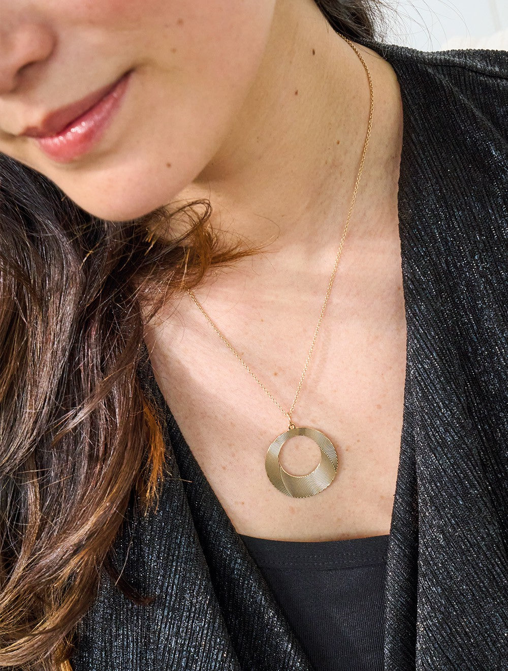 collier-raphia-doré-tendance