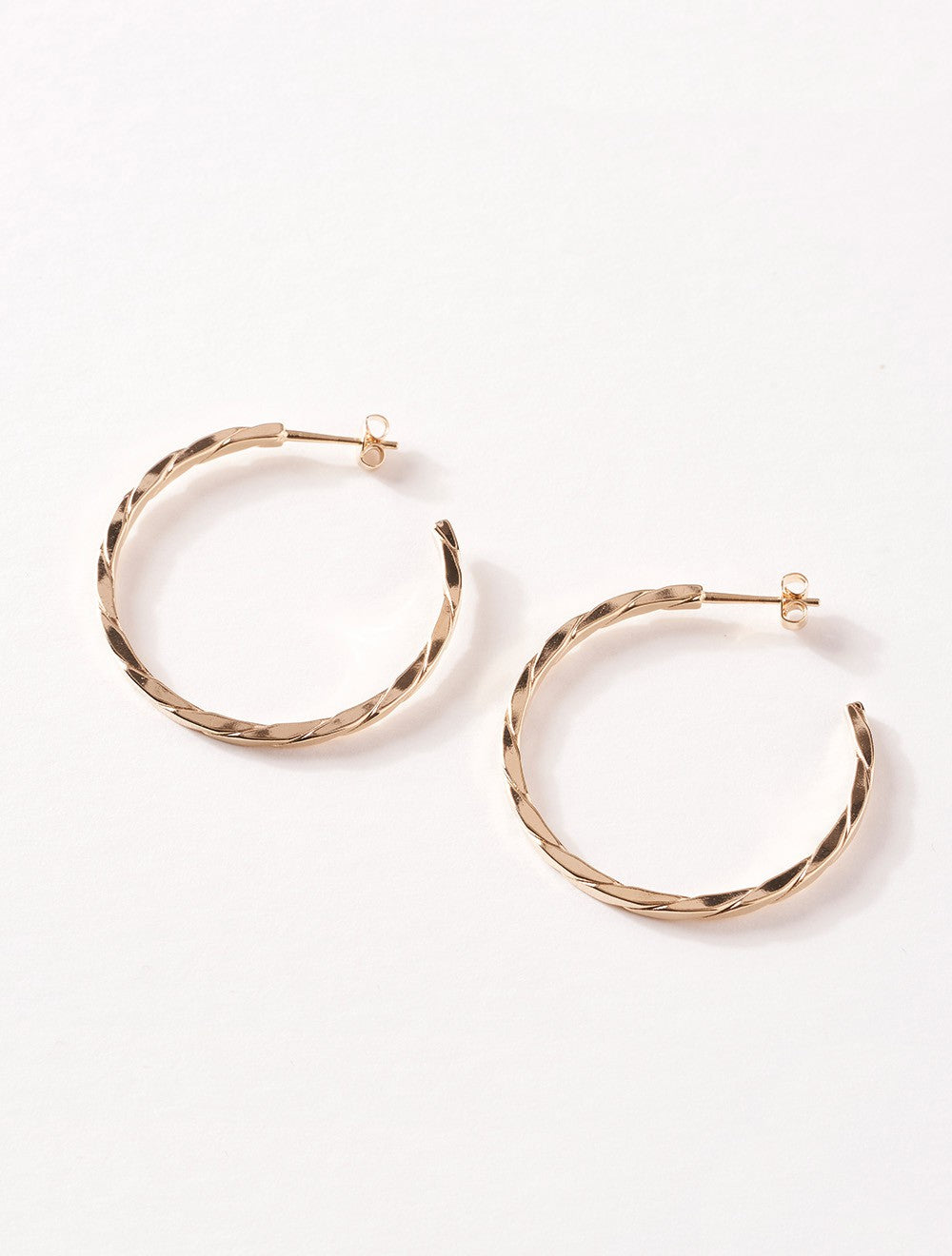 boucles-oreilles-plaque-or-creoles-torsadees-minimaliste