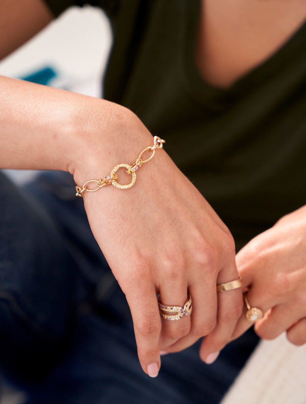bracelet-feston-plaque-or-moderne-oxydes-de-couleurs-porte