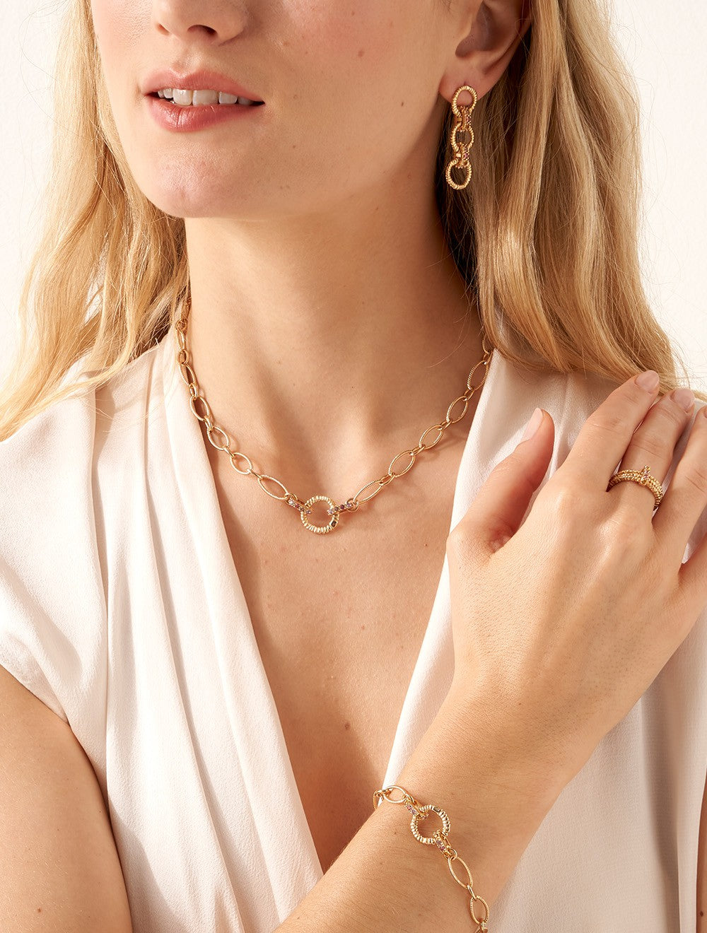 collier-feston-moderne-oxydes-de-couleurs-porte