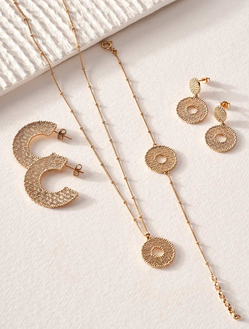 collier-percale-plaque-or-moderne-tout-metal-bijoux-nm-stylisme