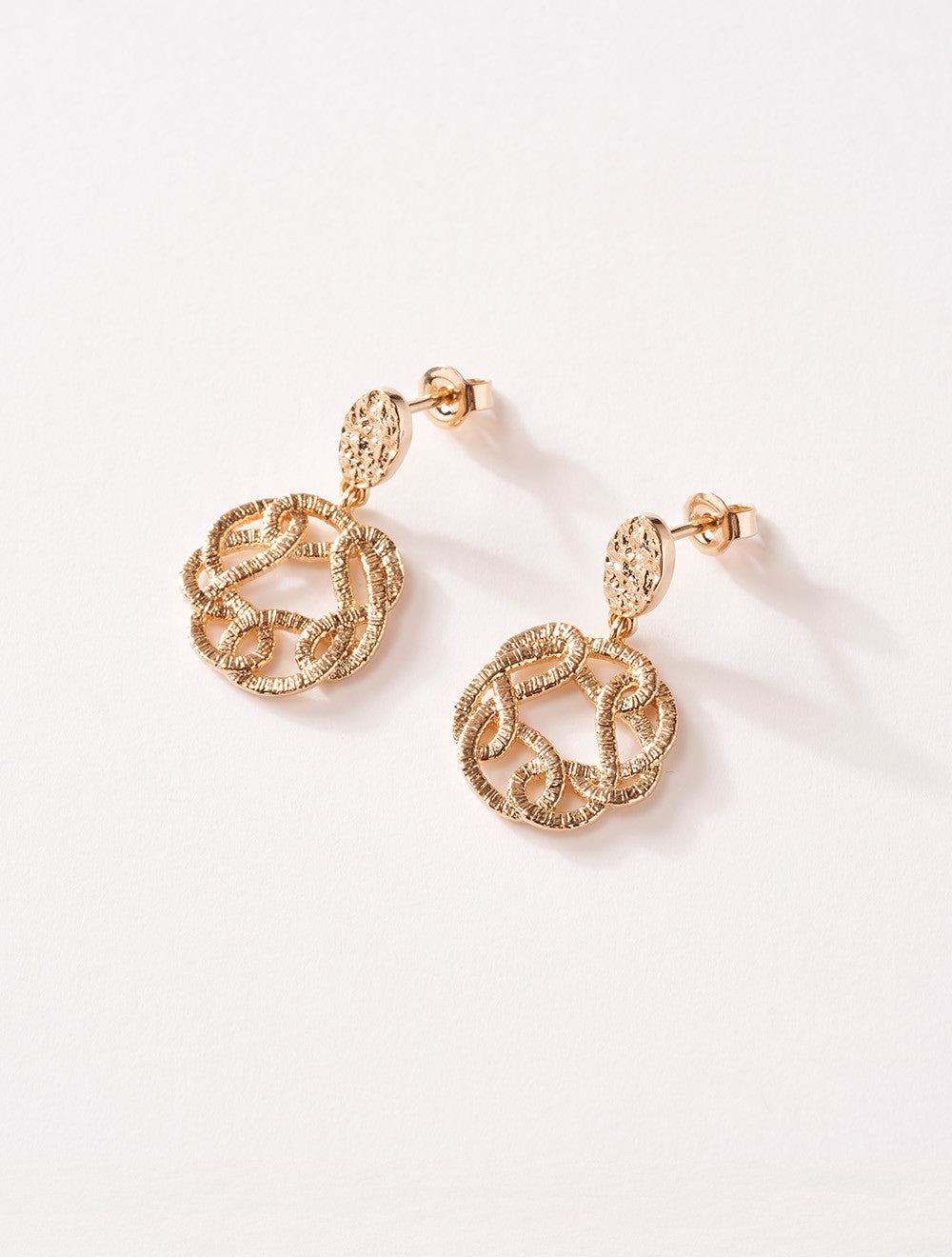 boucles-oreilles-ruban-plaque-or-moderne-tout-metal-bijoux-nm