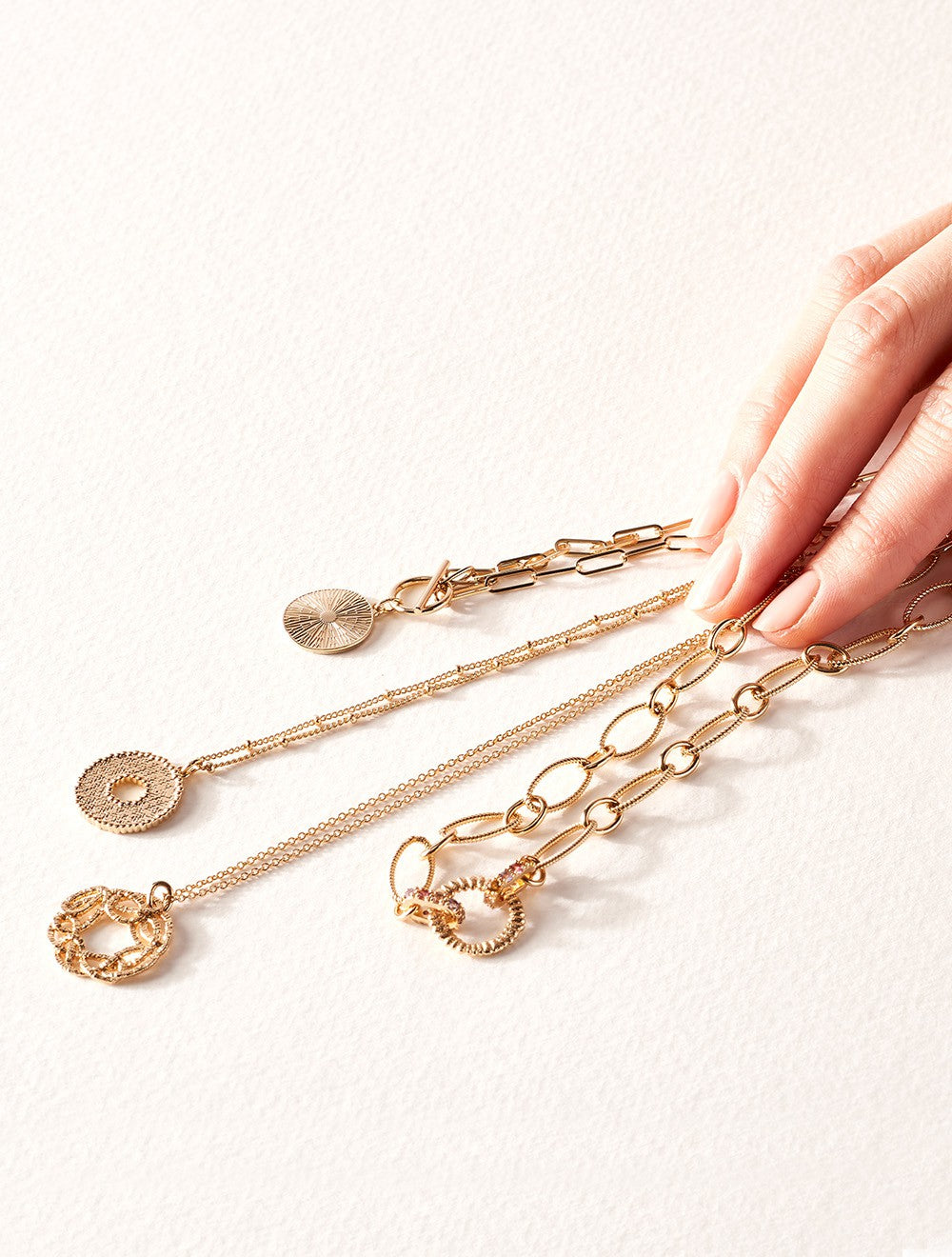 Collier-ruban-plaque-or-moderne-tout-metal-bijoux-nm-blanc