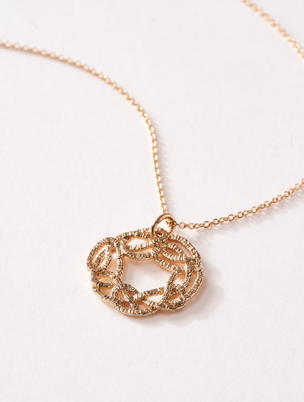 Collier-ruban-plaque-or-moderne-tout-metal-bijoux