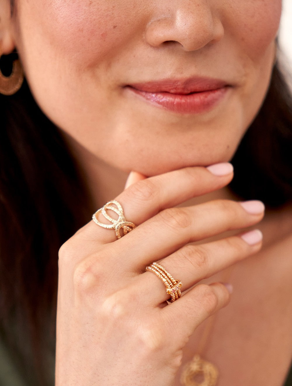 bague-ruban-tout-metal-bijou-femme-plaque-or-moderne-mannequin
