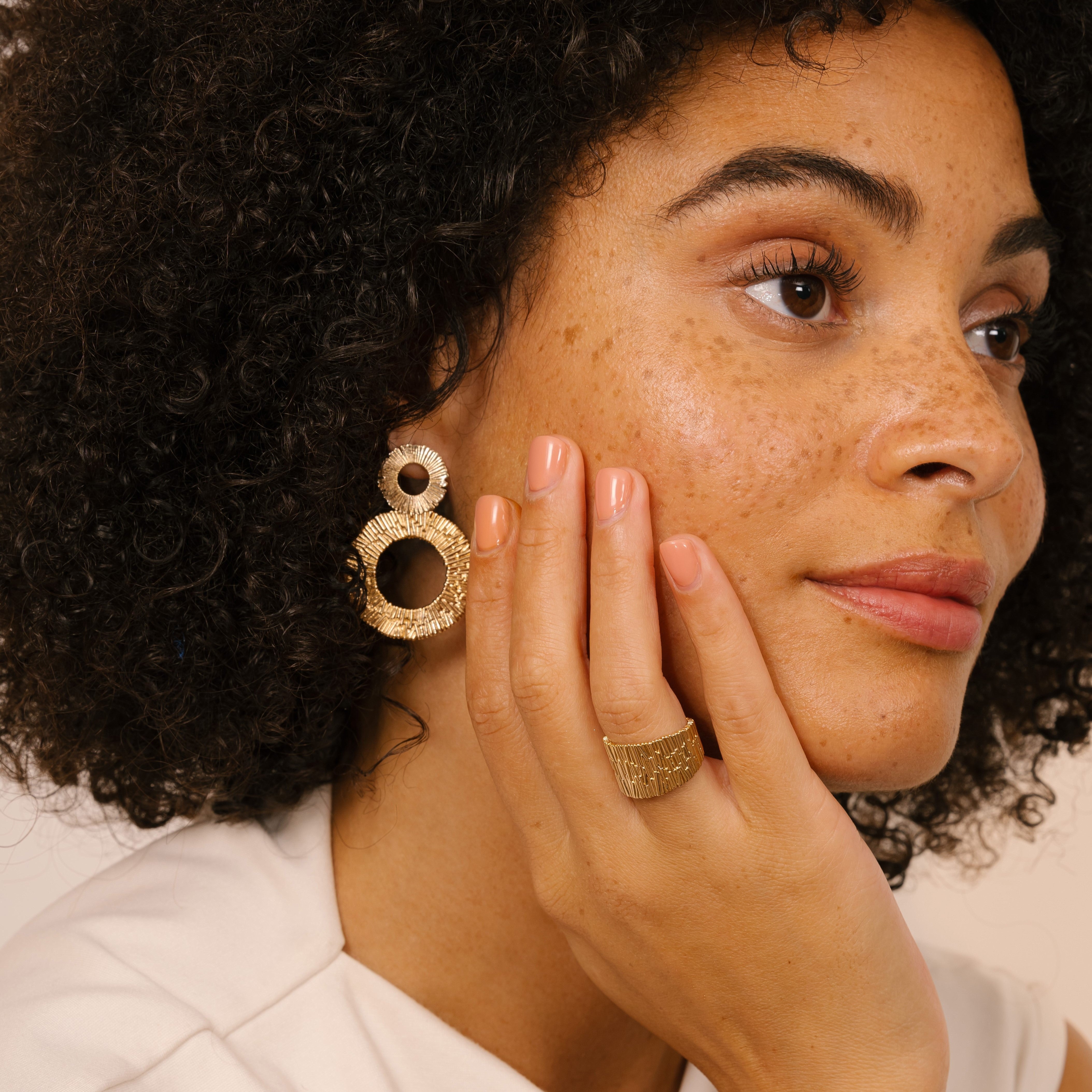 Boucles pendantes Pampa en plaqué or – Saunier Bijoux