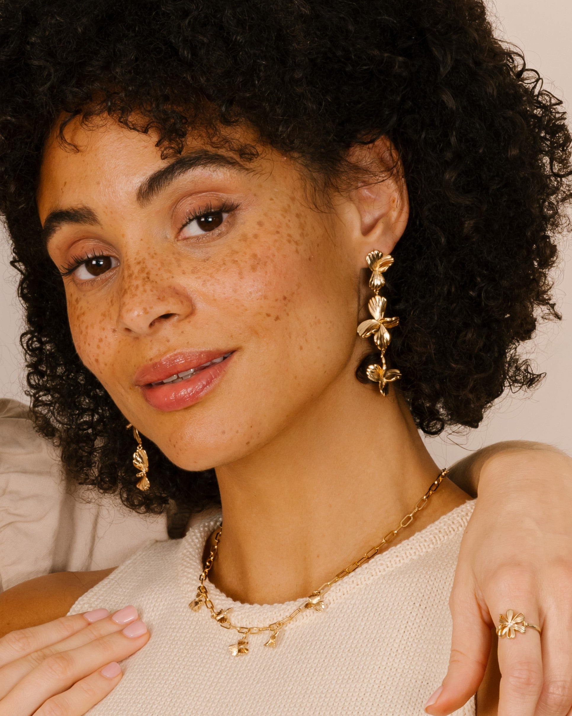 Boucles pendantes Coquelicot en plaqué or – bijou discret et floral