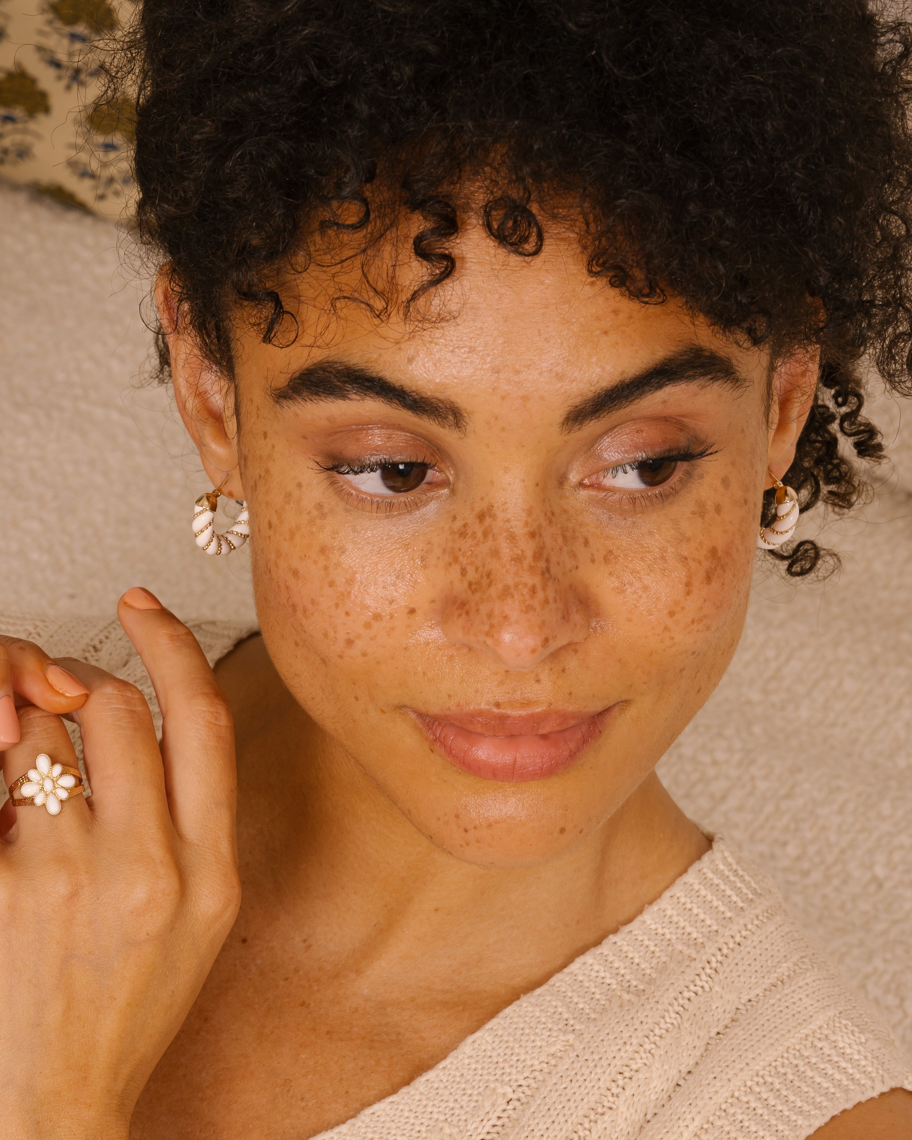 Créoles Jasmin en plaqué or avec détails gravés – Saunier Bijoux