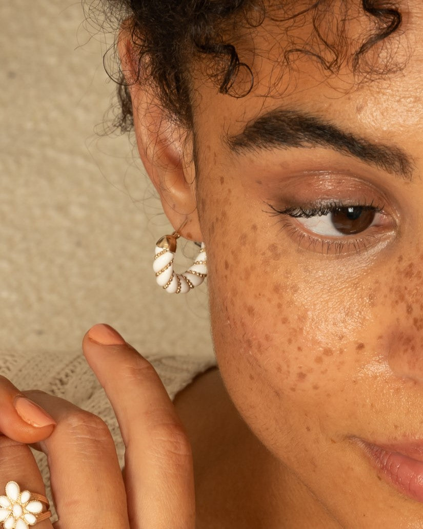 Créoles Jasmin en plaqué or et résine – Saunier Bijoux