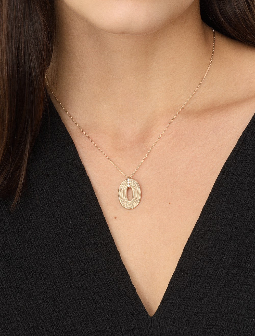 collier-plaque-or-equinoxe-zirconium-porte