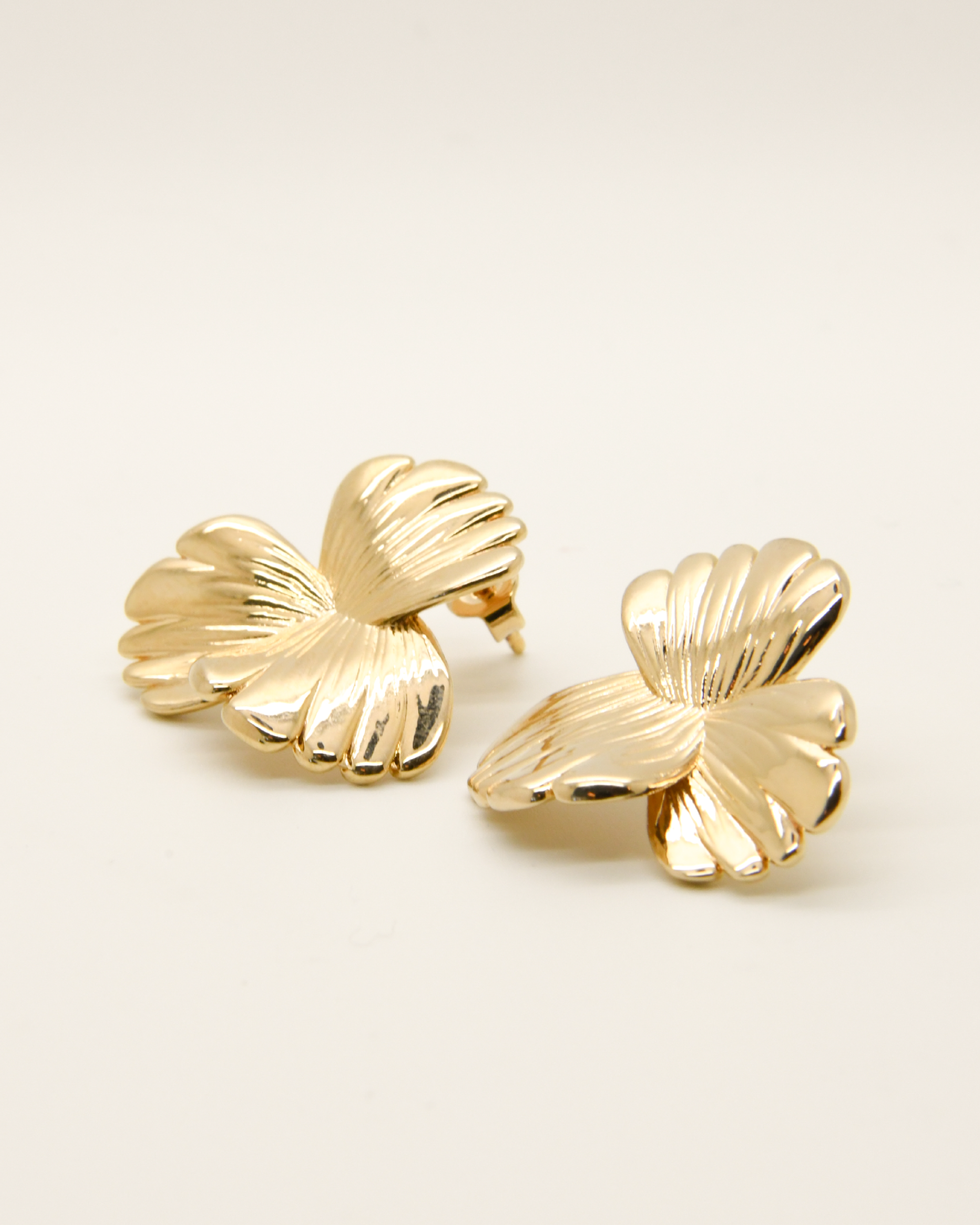 Boucles puces Coquelicot en plaqué or – bijou discret et floral