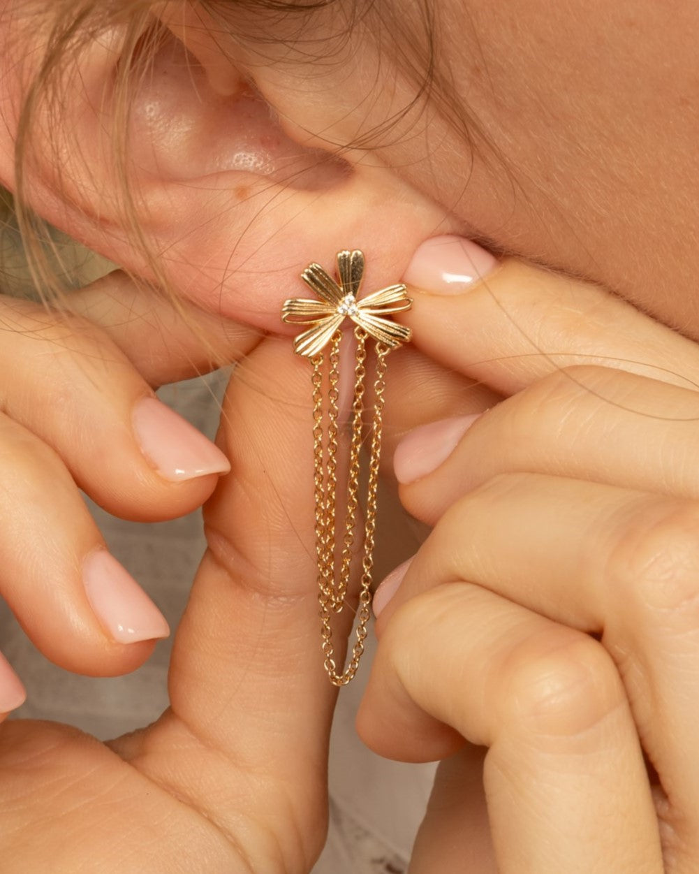 Boucles d’oreilles puces Pivoine en plaqué or avec zirconium – Saunier Bijoux
