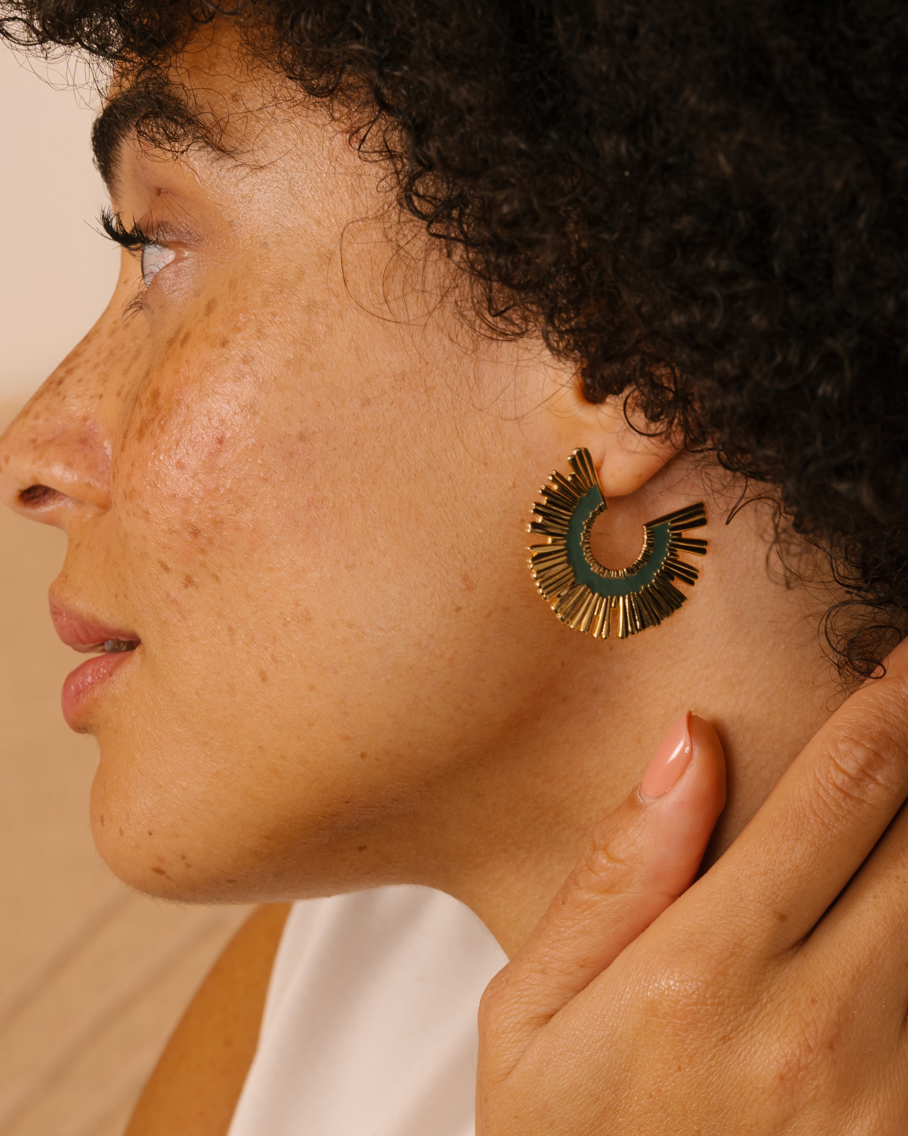 Boucles d'oreilles Passiflore | Plaqué Or | Laque vert