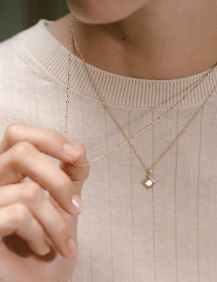 collier-plaque-or-bille-chaine-porte