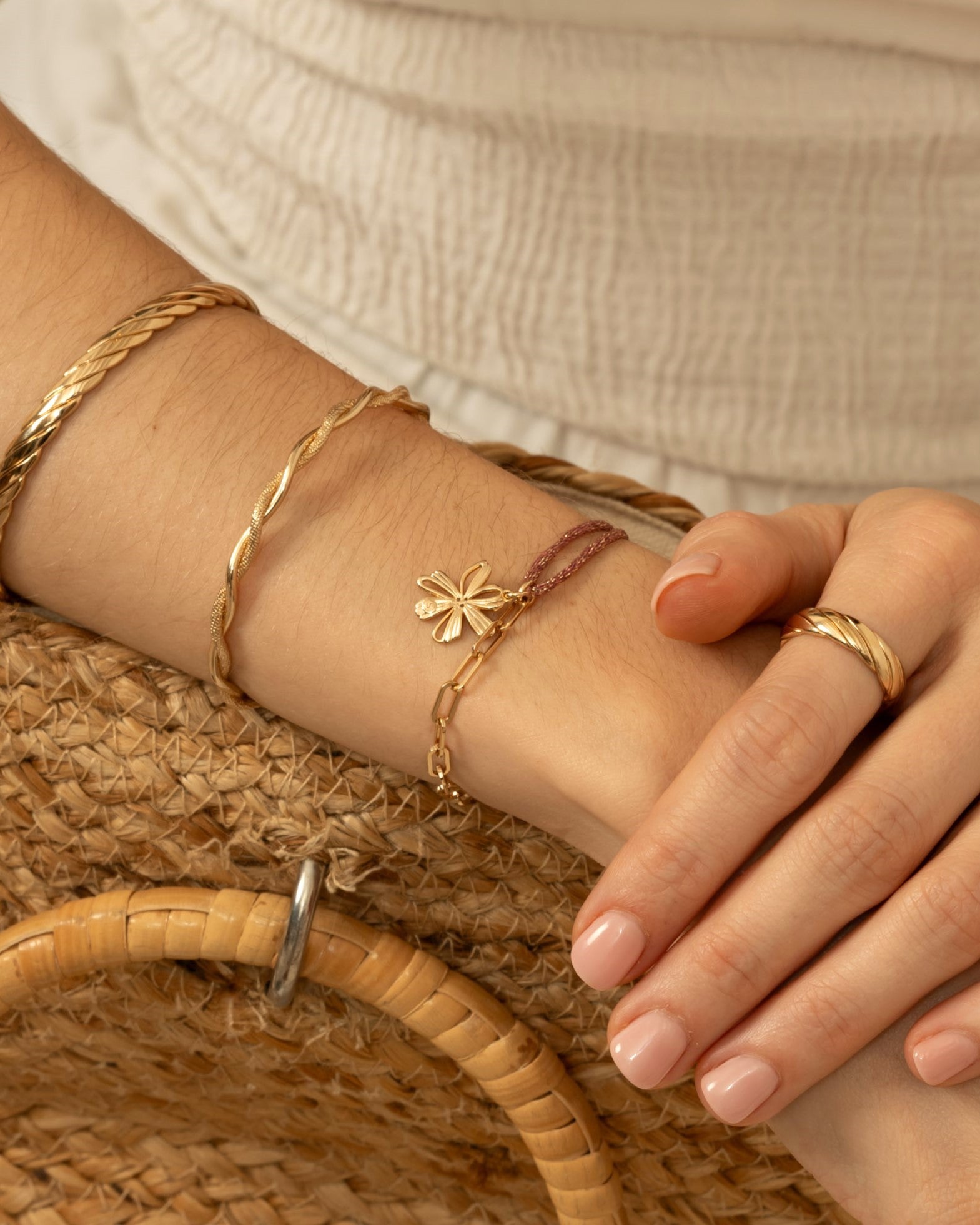 Bracelet fin en plaqué or avec motif floral Pivoine – bijou élégant